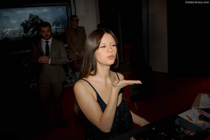 Mia Goth photo 11 of 609