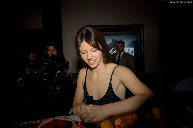 Mia Goth photo 13 of 609