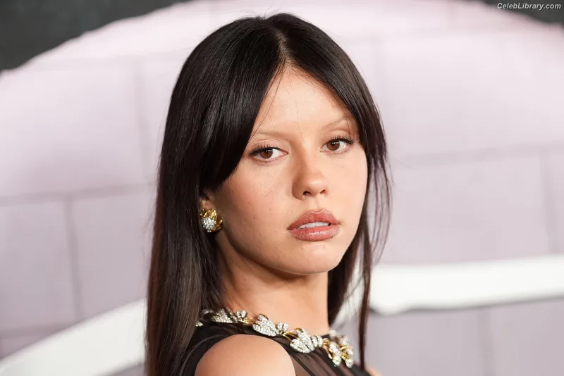 Mia Goth photo 20 of 609