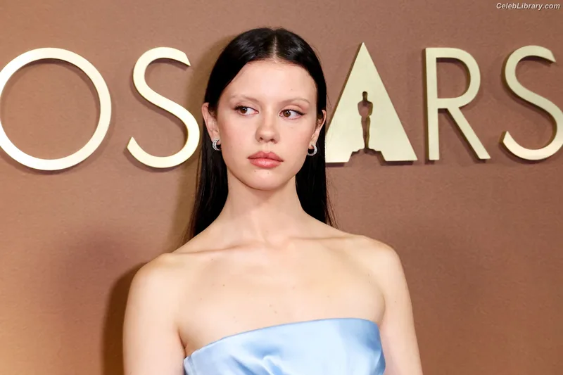 Mia Goth photo 7 of 609