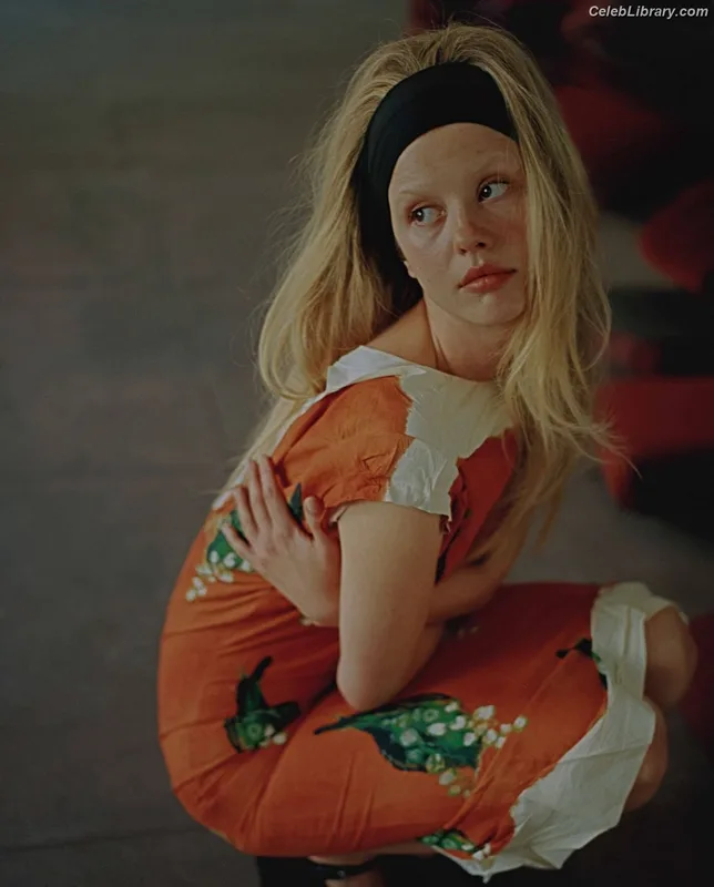 Mia Goth photo 15 of 609