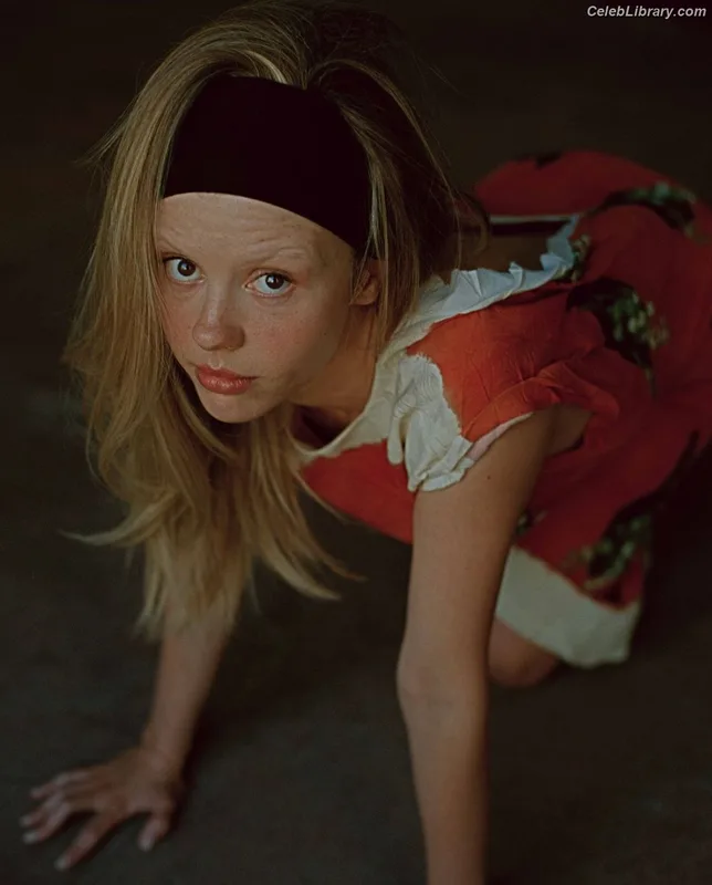 Mia Goth photo 10 of 609