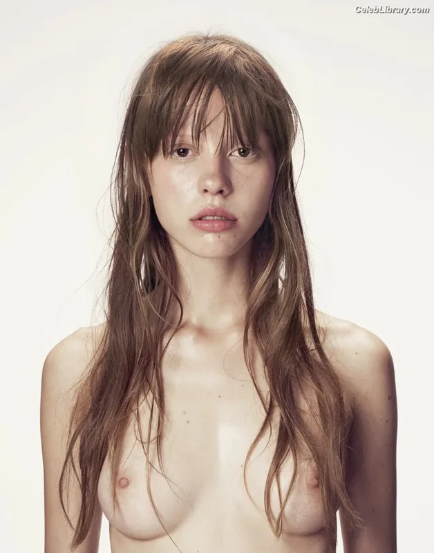 Mia Goth photo 11 of 609