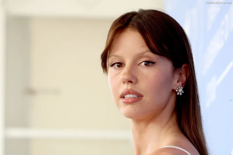 Mia Goth photo 12 of 609