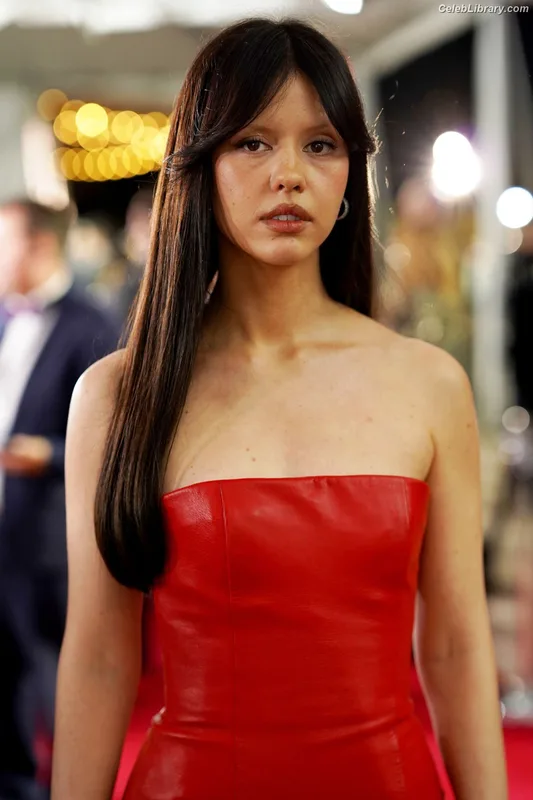 Mia Goth photo 3 of 609