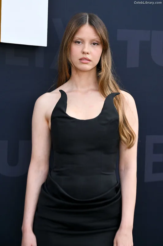 Mia Goth photo 3 of 609