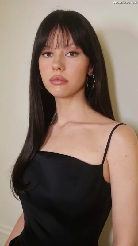 Mia Goth photo 8 of 609