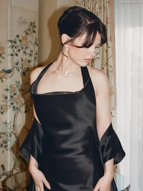 Mia Goth photo 11 of 609