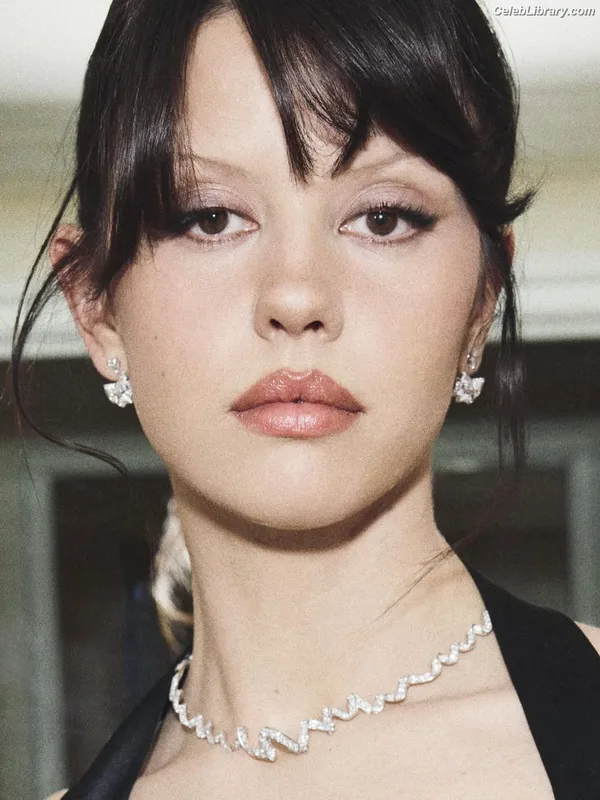 Mia Goth photo 13 of 609