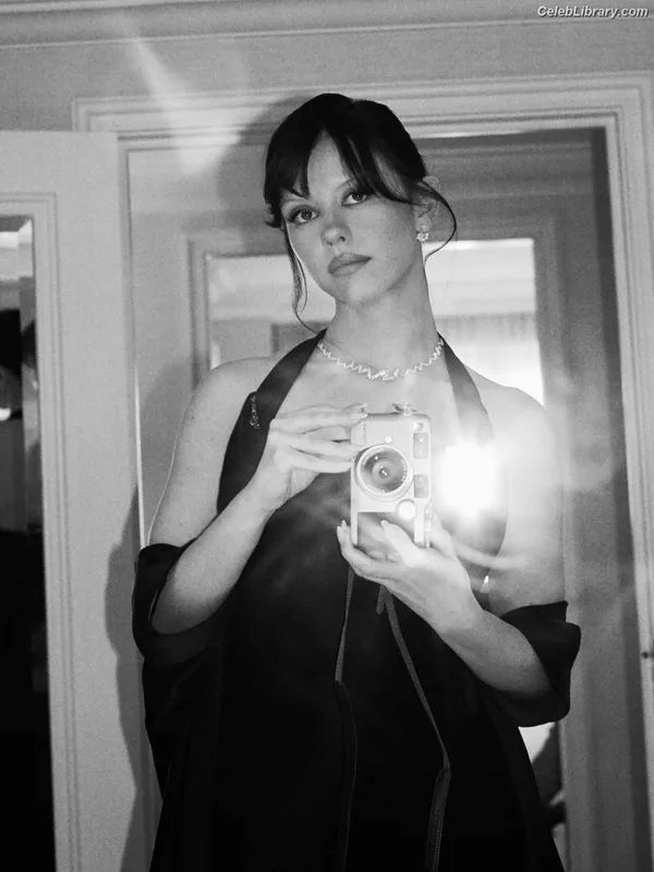 Mia Goth photo 14 of 609