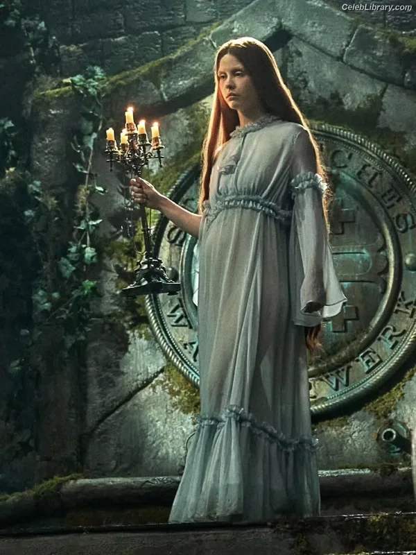 Mia Goth photo 23 of 609