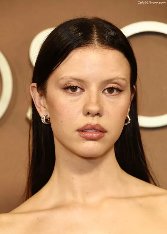Mia Goth photo 3 of 609