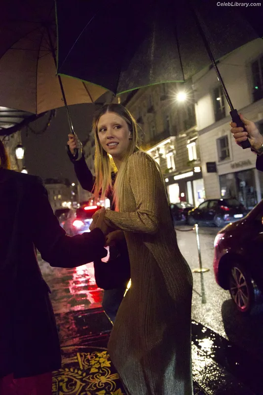 Mia Goth photo 18 of 609