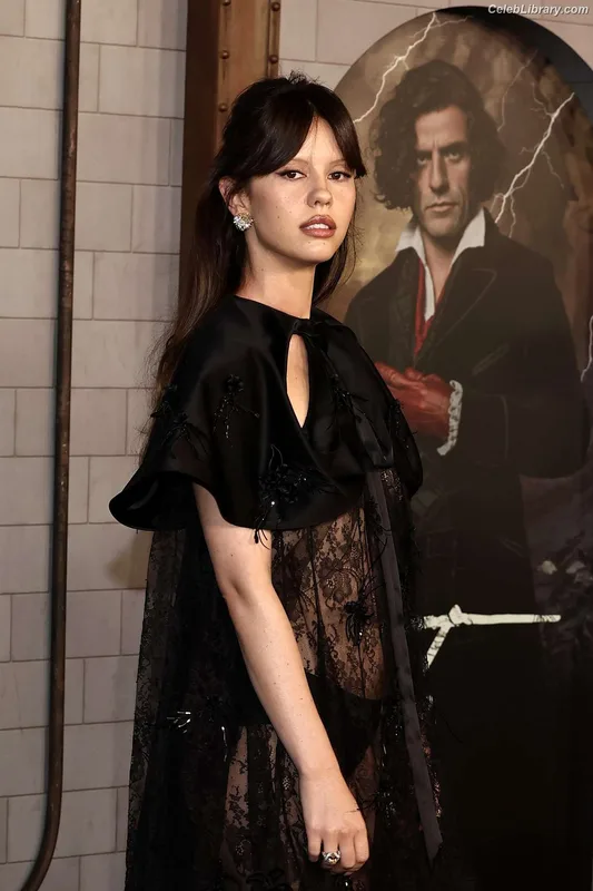 Mia Goth photo 20 of 609