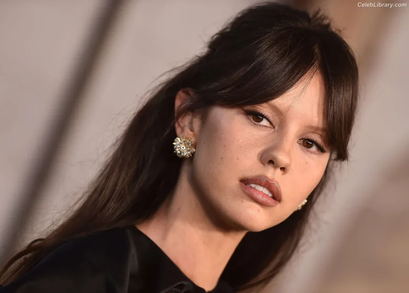 Mia Goth photo 21 of 609
