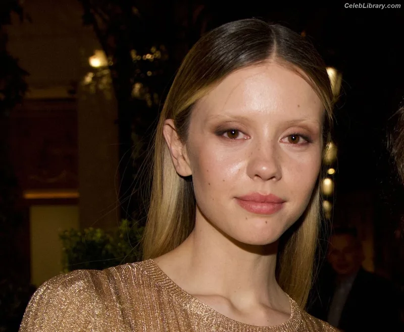 Mia Goth photo 16 of 609
