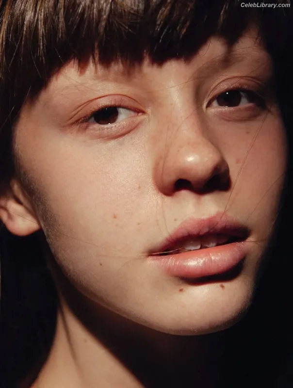 Mia Goth photo 2 of 609