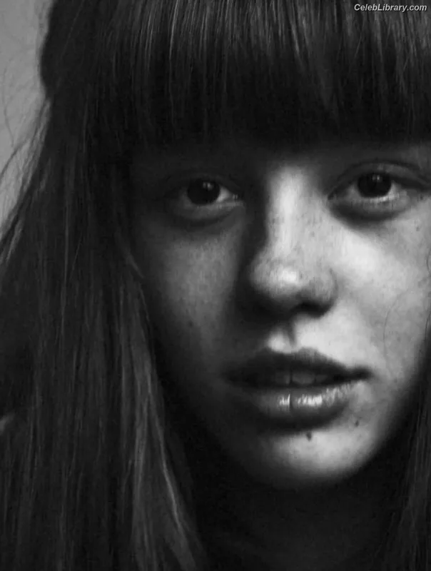 Mia Goth photo 3 of 609