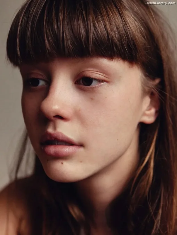 Mia Goth photo 4 of 609