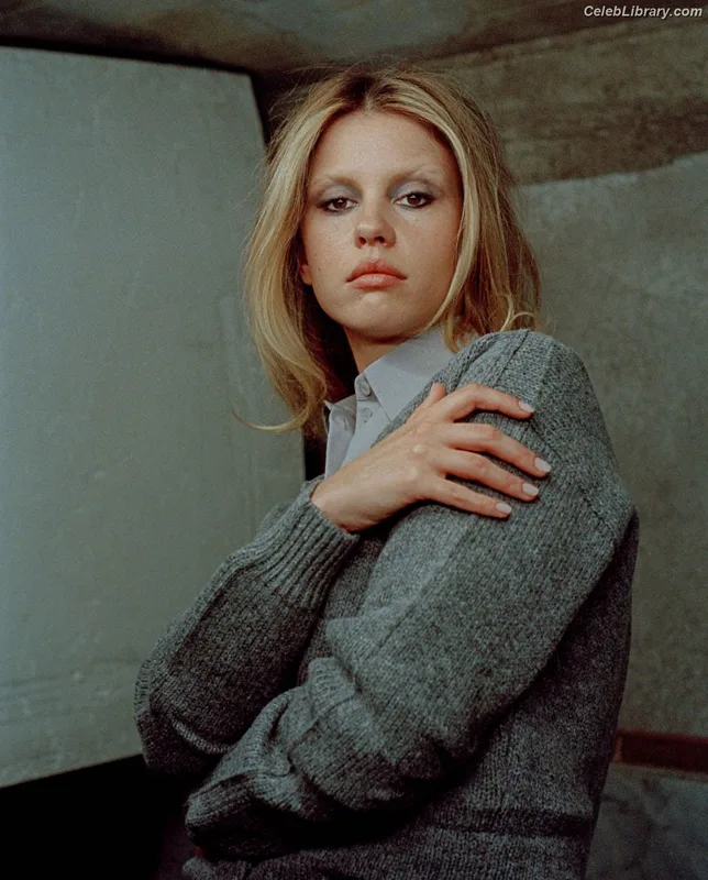 Mia Goth photo 3 of 609