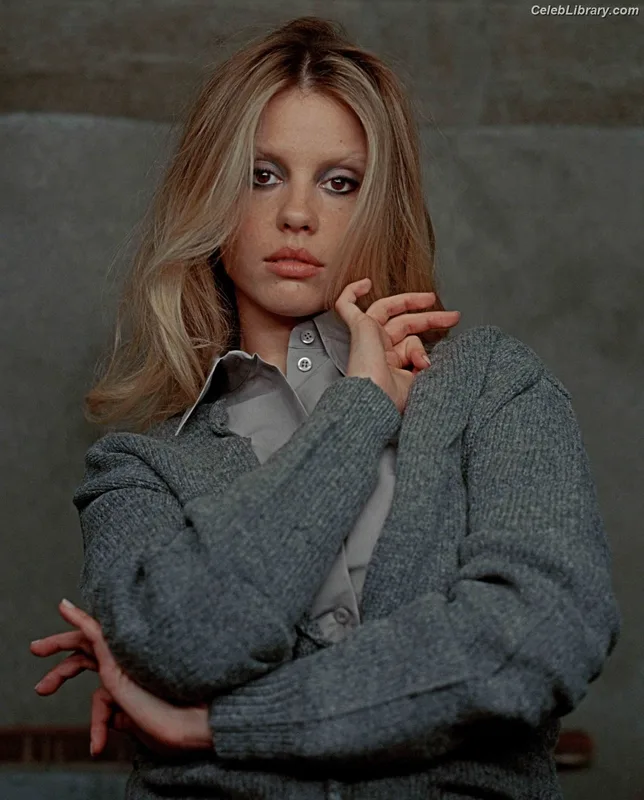 Mia Goth photo 4 of 609
