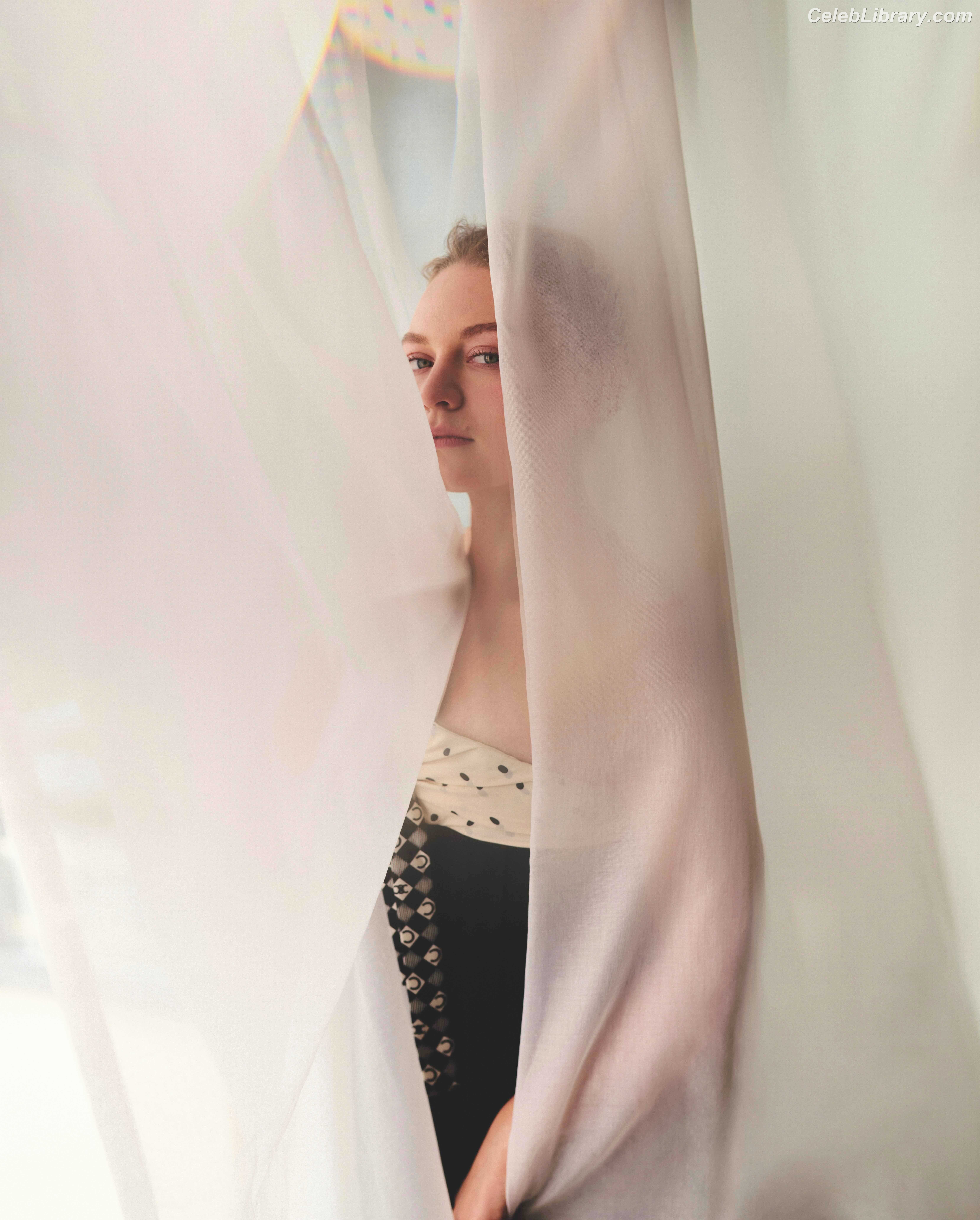 Mia Threapleton photo 18 of 26