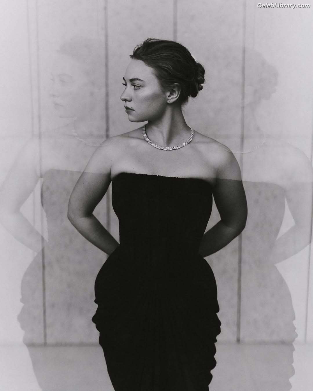 Mia Threapleton photo 22 of 26