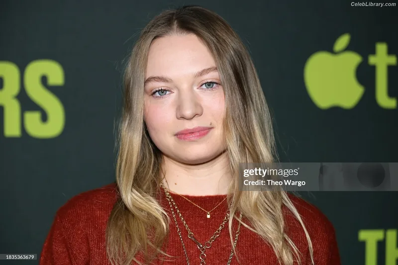 Mia Threapleton photo 5 of 26