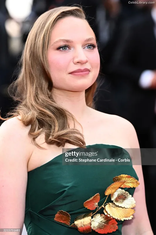 Mia Threapleton photo 14 of 26