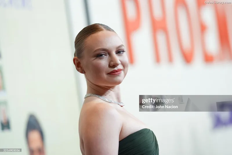 Mia Threapleton photo 17 of 26