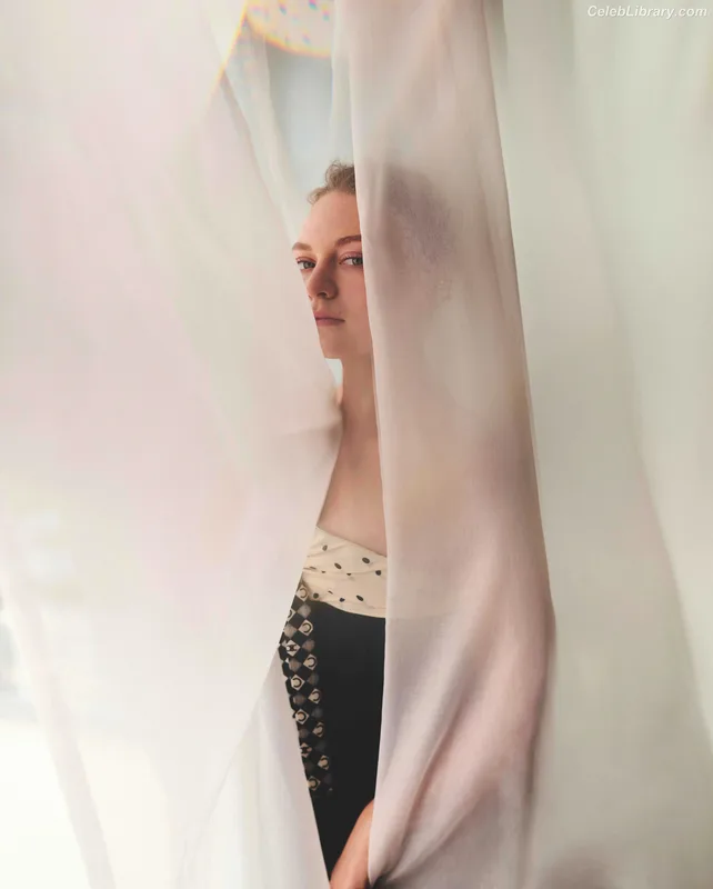Mia Threapleton photo 18 of 26