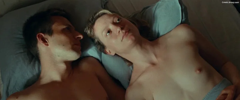 Mia Wasikowska photo 9 of 11