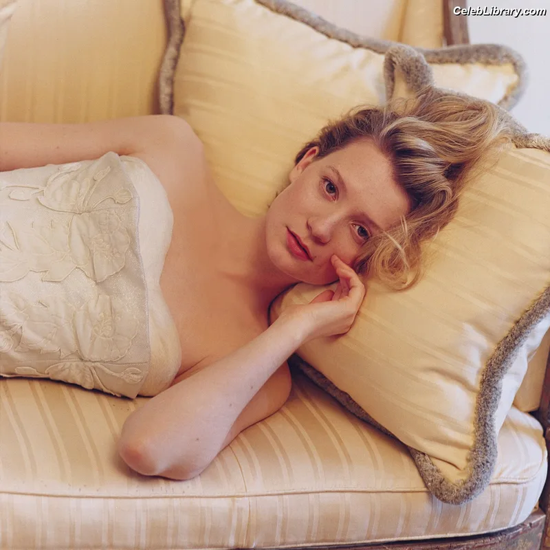 Mia Wasikowska photo 2 of 11