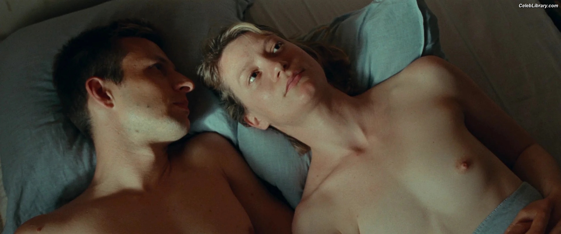 Mia Wasikowska photo 5 of 11
