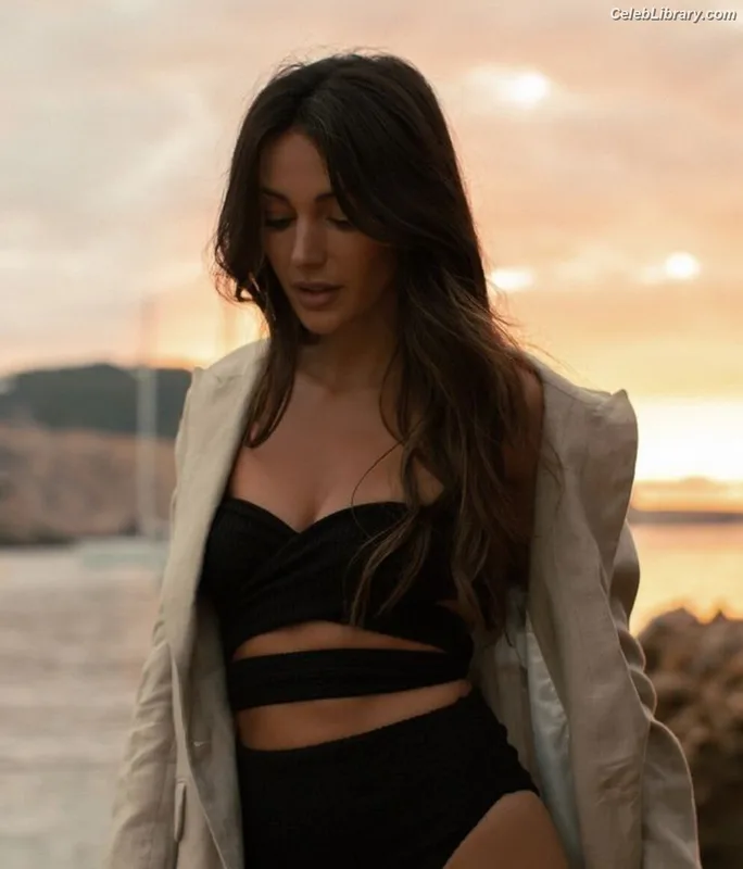 Michelle Keegan photo 4 of 535