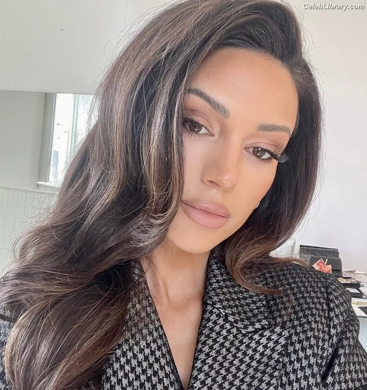 Michelle Keegan photo 1 of 535