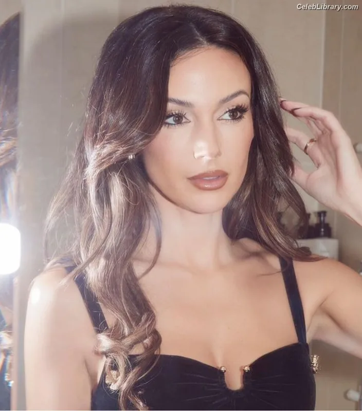 Michelle Keegan photo 1 of 535