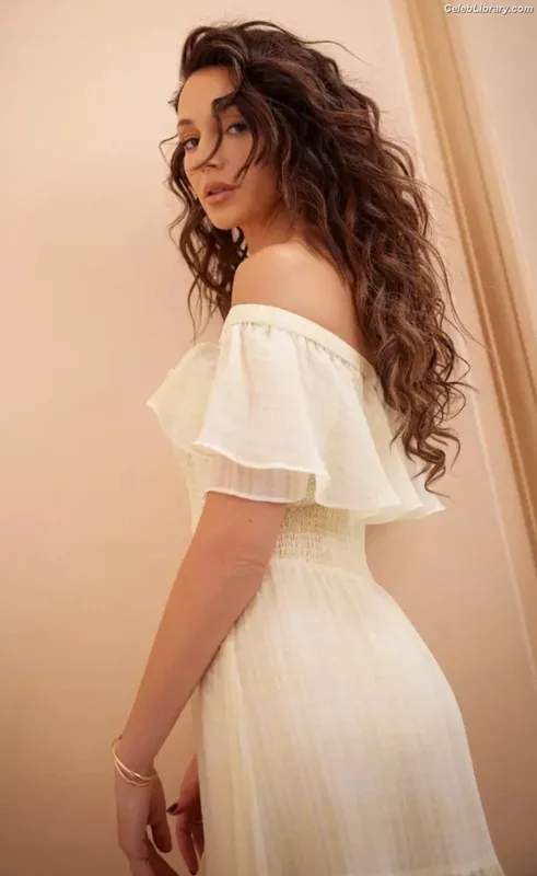 Michelle Keegan photo 22 of 535