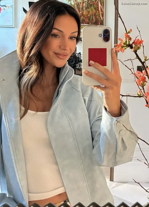 Michelle Keegan photo 22 of 535