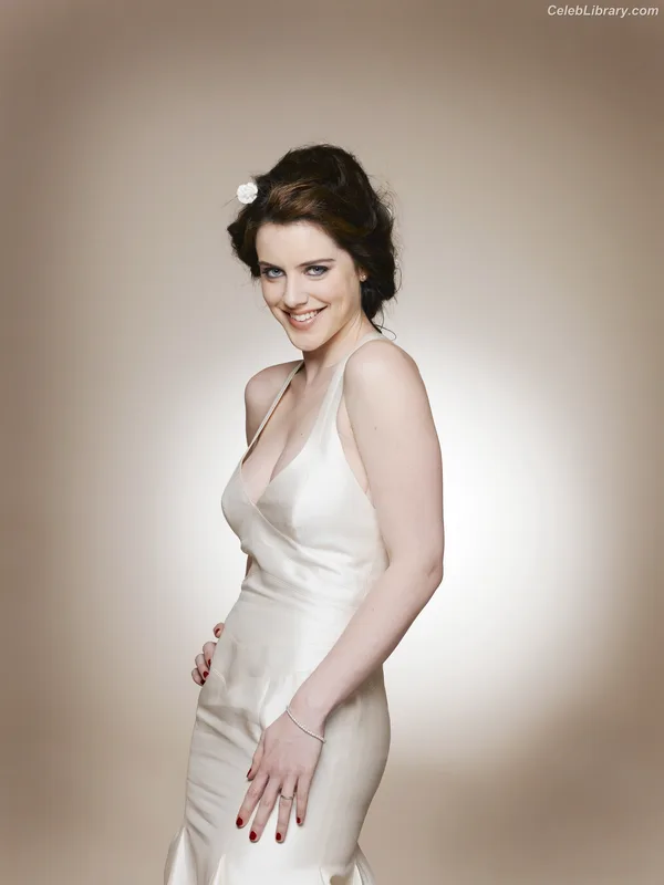 Michelle Ryan photo 2 of 94