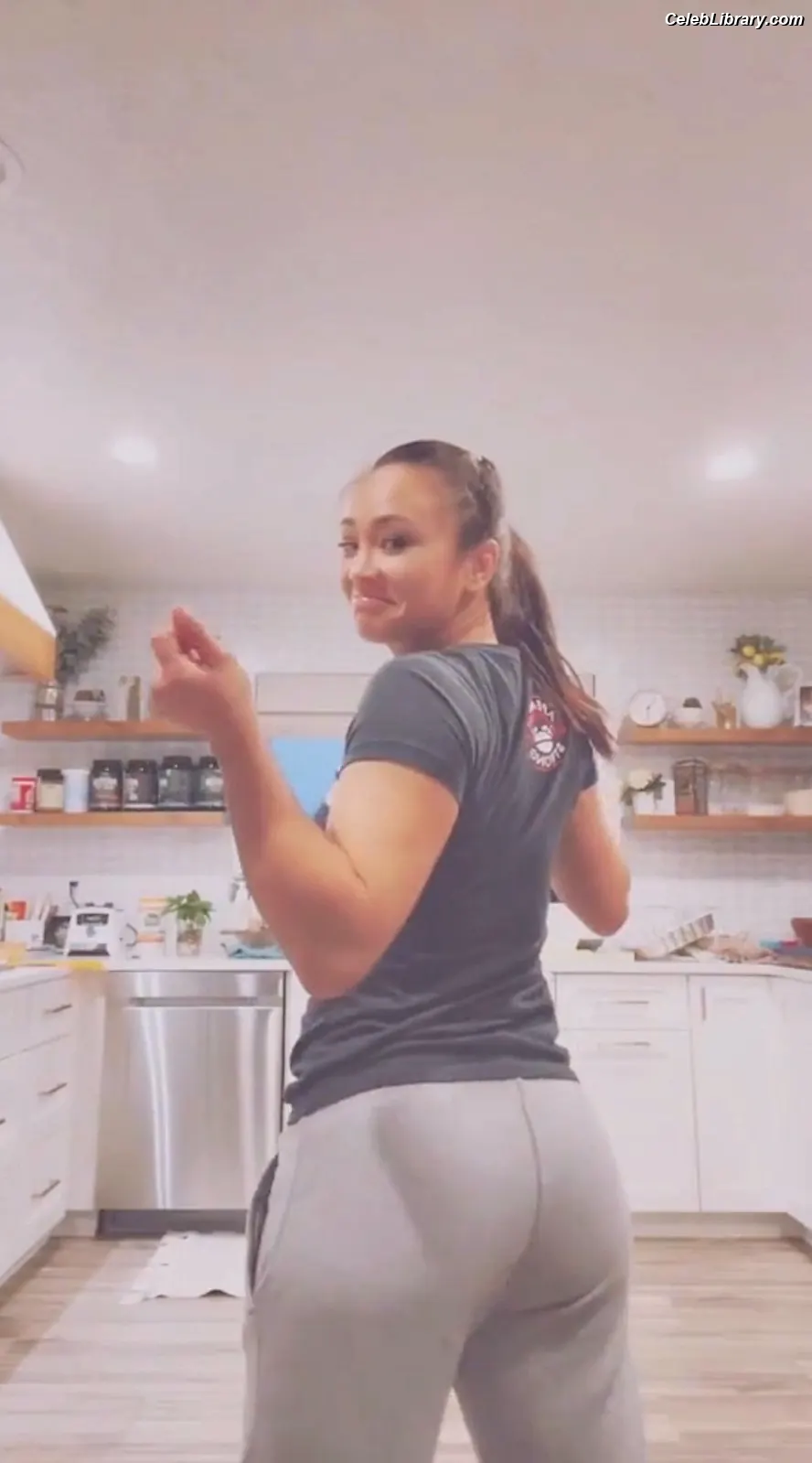 Michelle Waterson photo 5 of 134