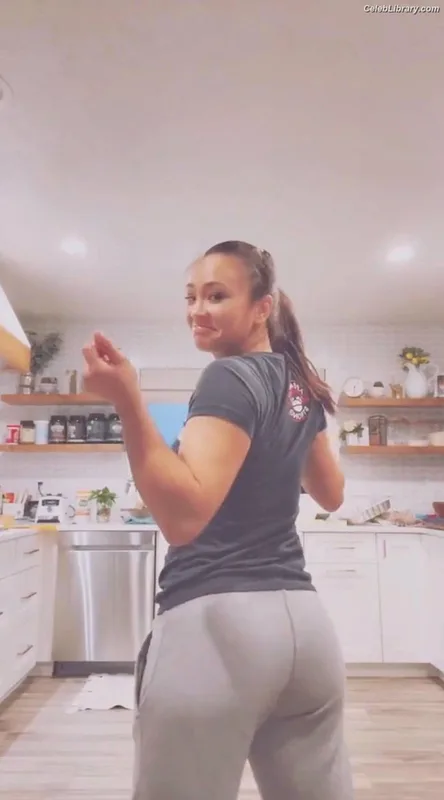 Michelle Waterson photo 5 of 133