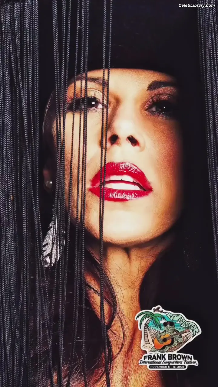 Mickie James photo 5 of 1067