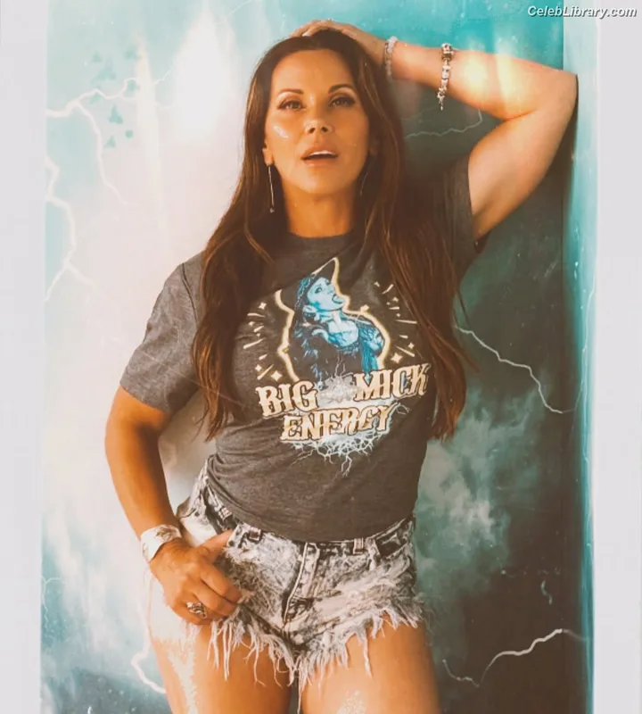 Mickie James photo 8 of 1064