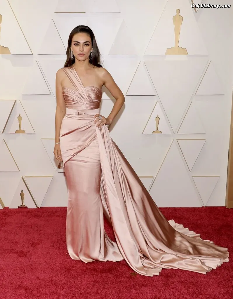 Mila Kunis photo 22 of 344