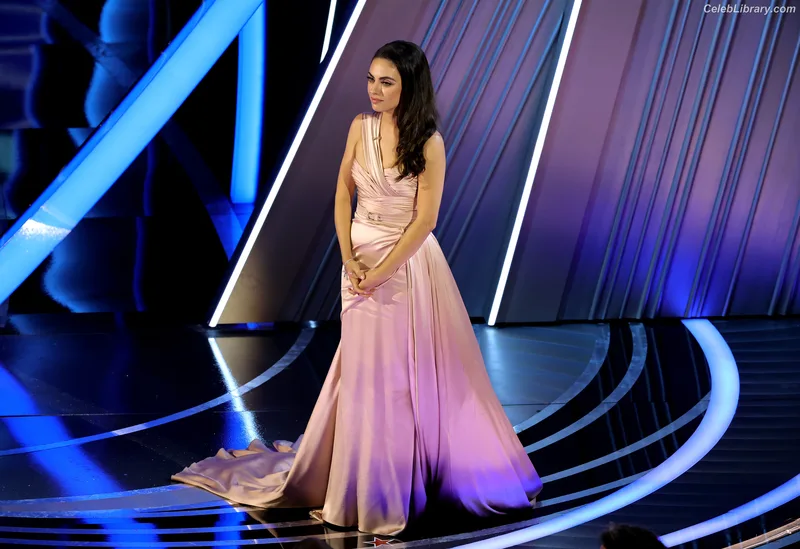 Mila Kunis photo 4 of 337