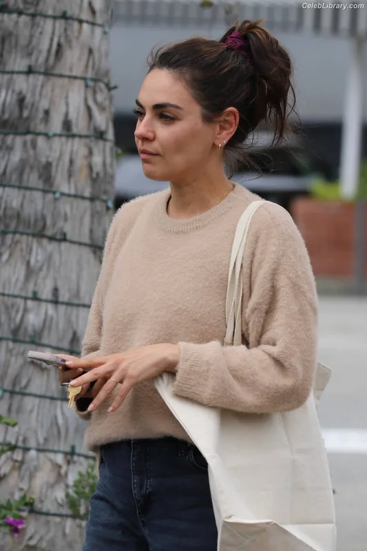 Mila Kunis photo 8 of 337