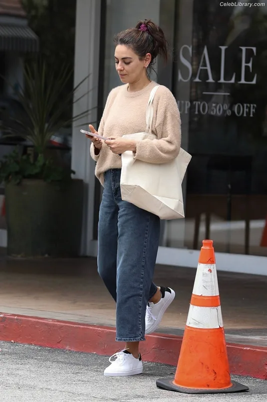 Mila Kunis photo 9 of 337