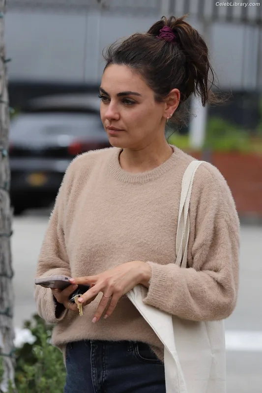Mila Kunis photo 10 of 337