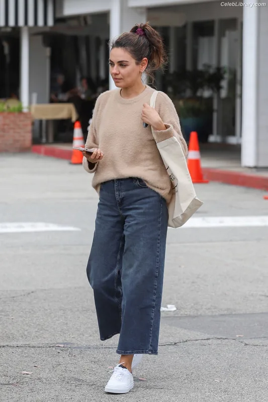 Mila Kunis photo 11 of 337